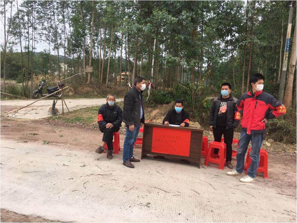 潘荫华(右1)在村口防疫点_副本.jpg