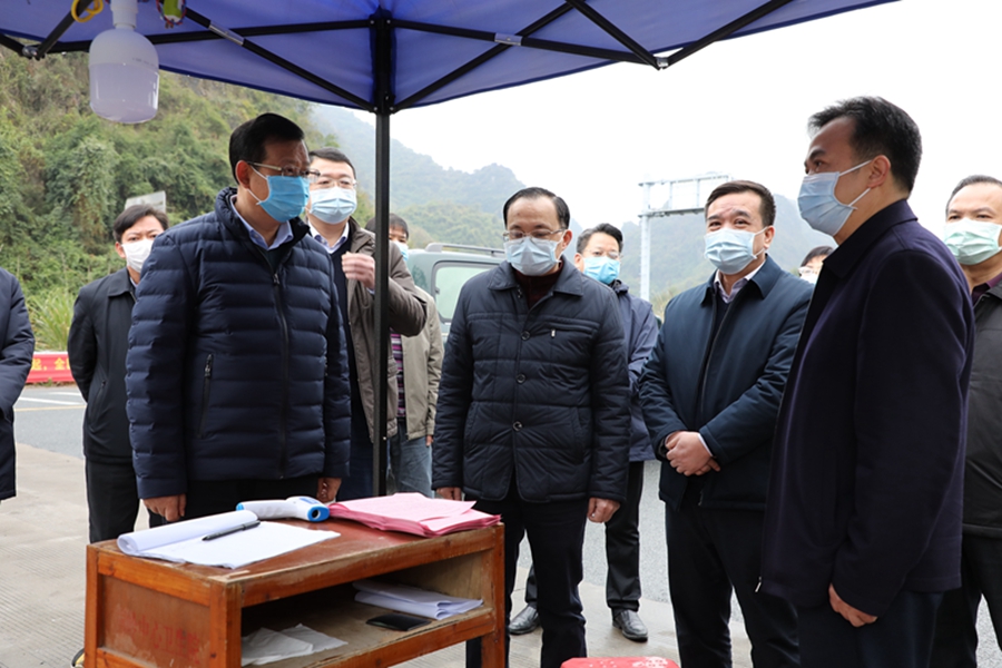 李彬在武宣南收费站检查督导高速路出口疫情防控检查点开展工作情况.JPG
