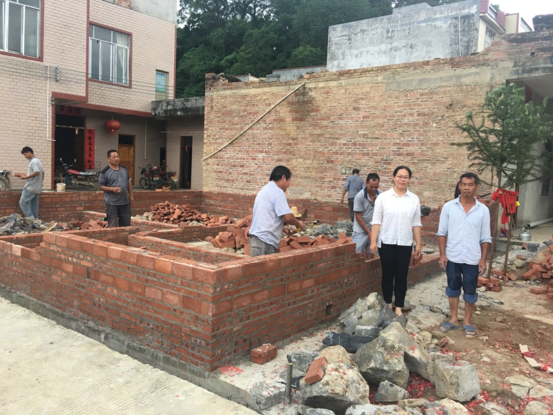 3图为2019年5月，罗兴友危改建设中1.JPG
