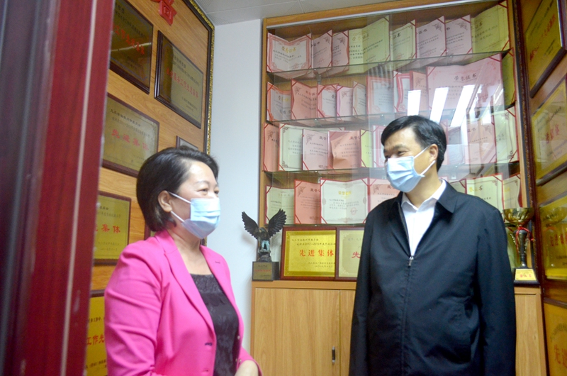 中共钦州市委书记许永锞（右一）在刘燕主委陪同下参观荣誉室.JPG