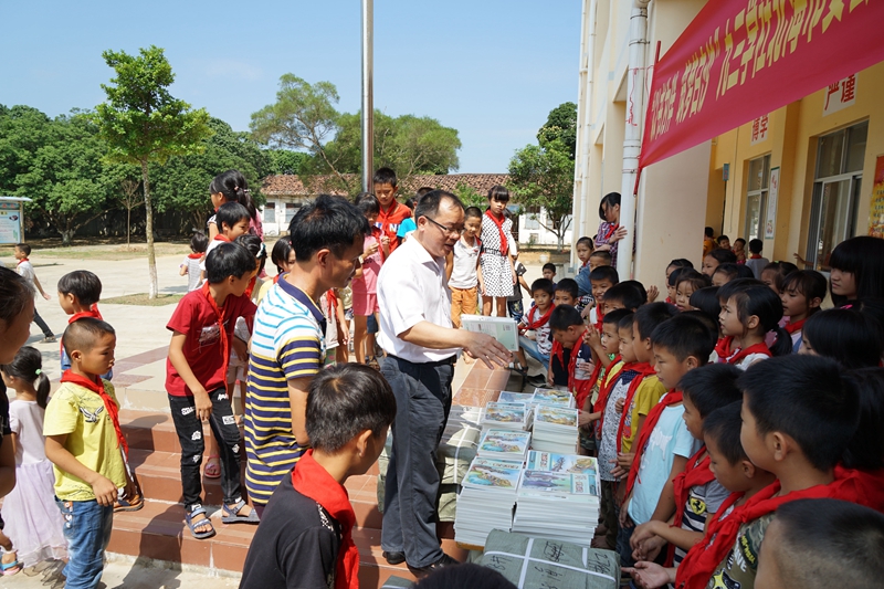 8.手拿希望，嘱咐未来（作者：九三学社北海市委科员栗荣臻摄于扶贫村13768198378）.jpg