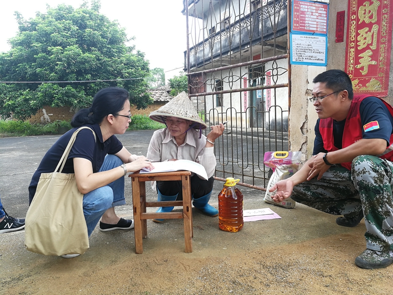 9.核填扶贫手册，精准帮扶群众（作者：九三学社北海市委科员栗荣臻摄于扶贫村13768198378）.jpg