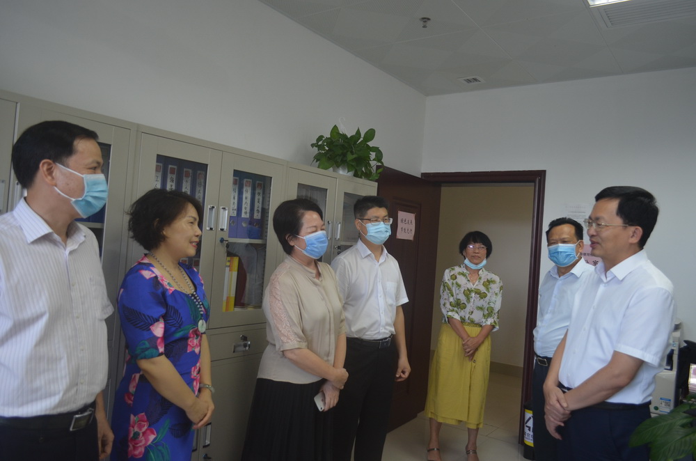 吕洪安（右一）走访九三学社钦州市委机关.JPG