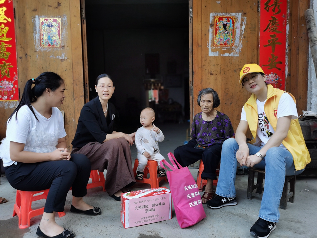 社市委主委张蕾入户走访慰问镇南社区孩子.jpg