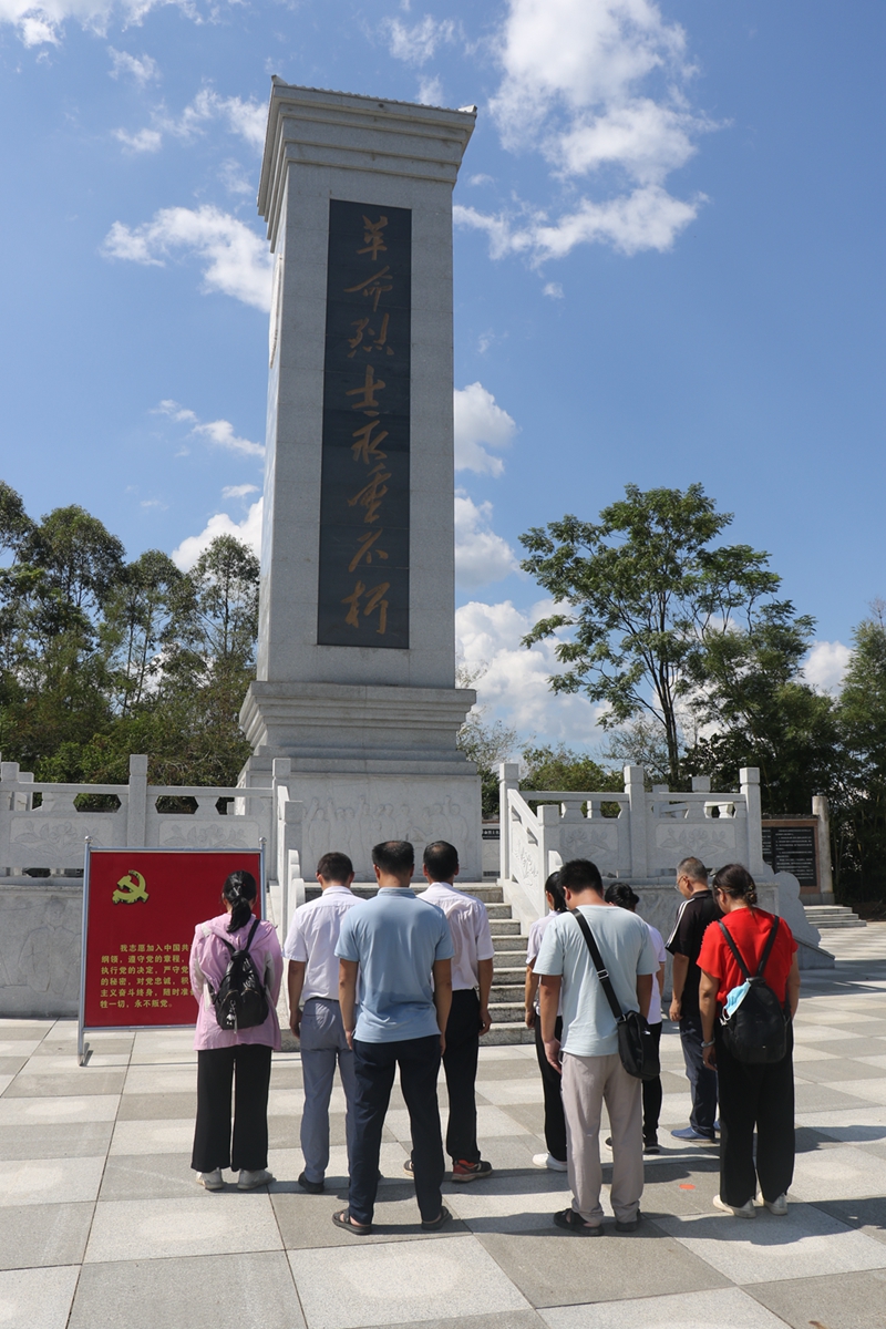社员们在烈士纪念碑前默默凭吊_副本.jpg