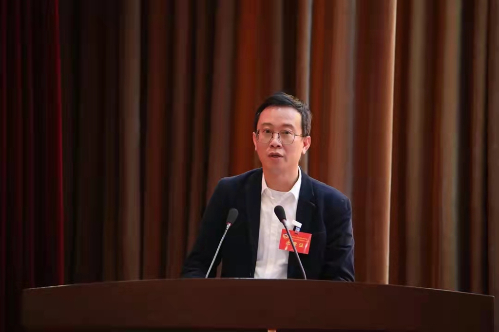 社员李毅艺代表第三委员小组作大会发言.jpg
