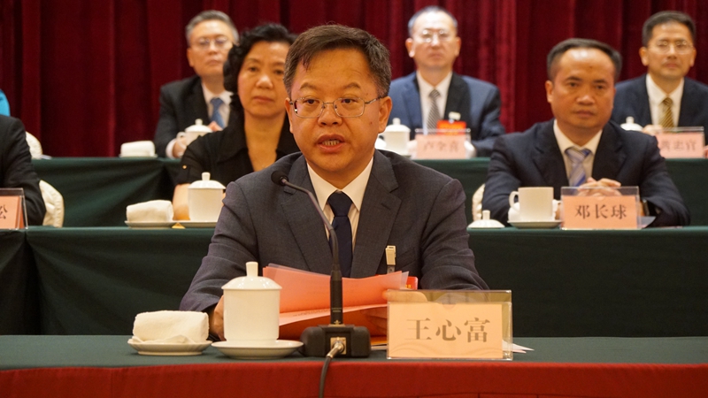王心富代表中共广西区委致贺词.jpg