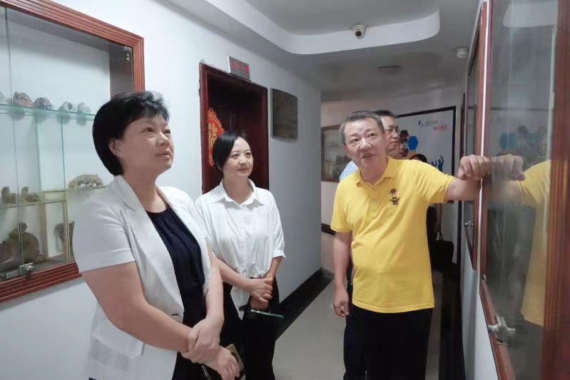 邓娟娟参观九三学社社员企业.jpg