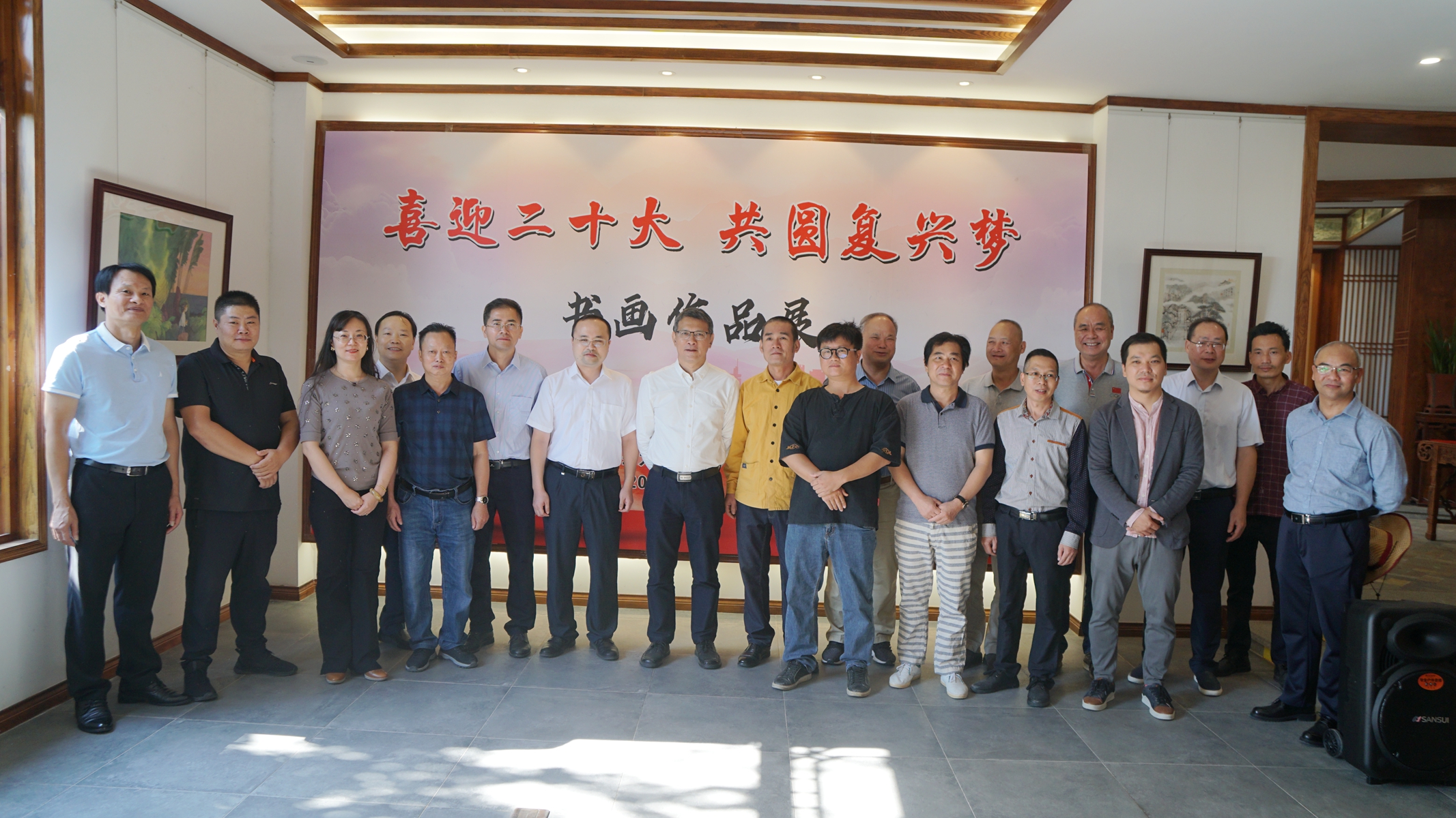 参展领导嘉宾与书画家合影_副本