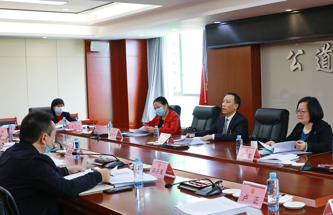 市政协副主席、九三学社梧州市委主委曹垂龙参加九三学社、社保、医卫界别小组讨论