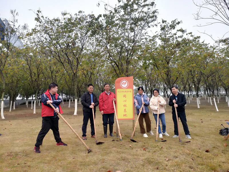 韦若谷（左三）与社员在“同心林”基地牌前合影_副本