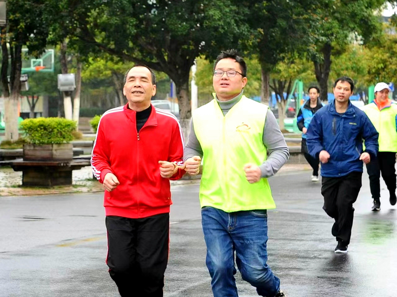 社员吴亮（右）为视障跑者陪练