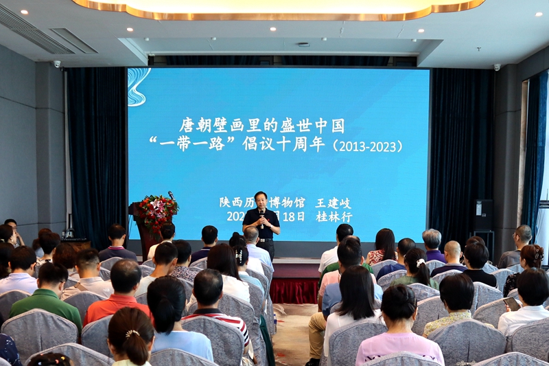 社员们参加报告会_副本
