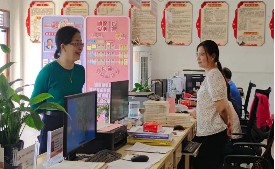 9月21日，九三学社北海市委员会余晓寒（左一）同村委干部了解工作近况