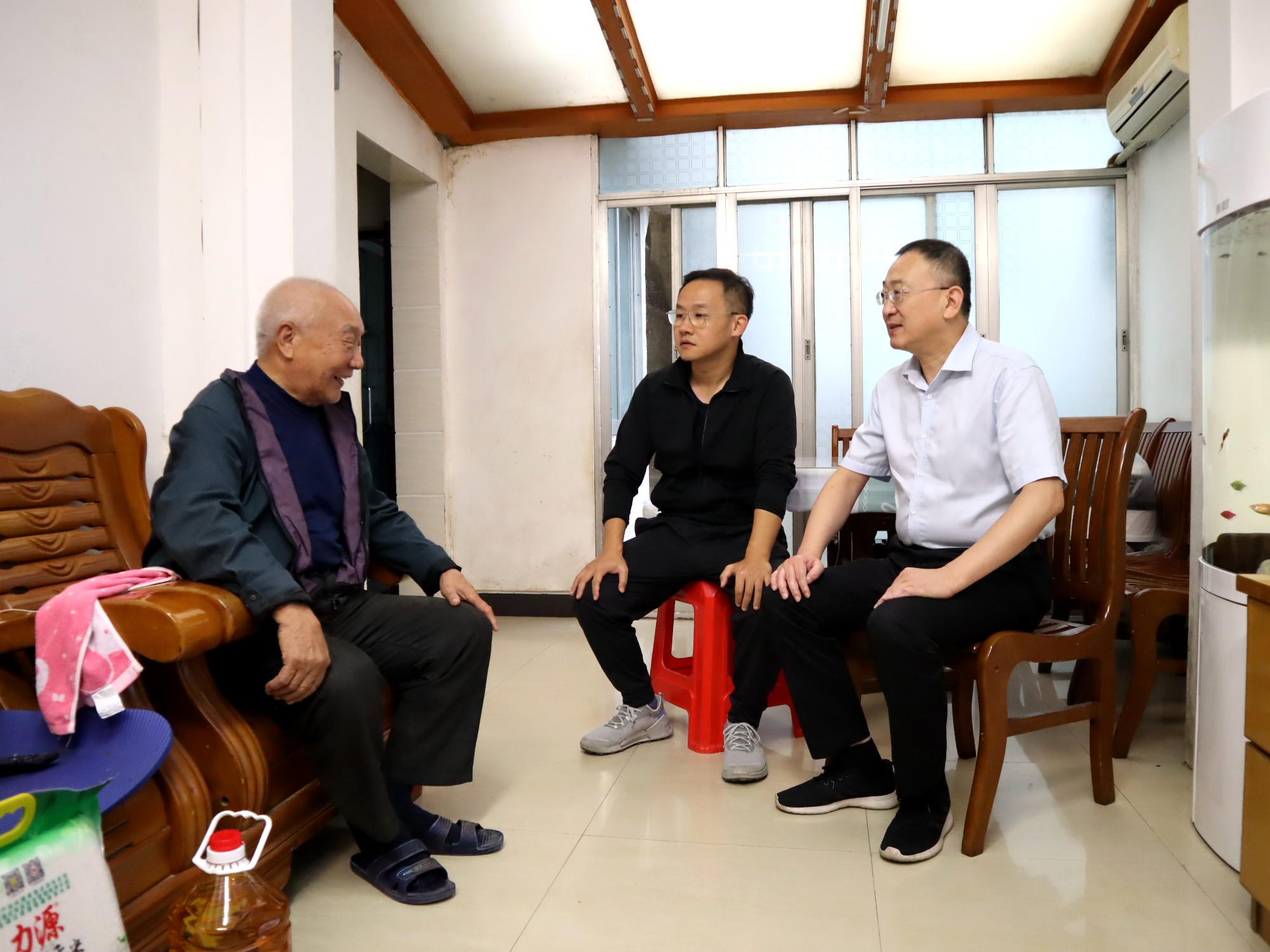 九三学社桂林市委主委卢全喜率队慰问老社员殷名义 (1)_副本