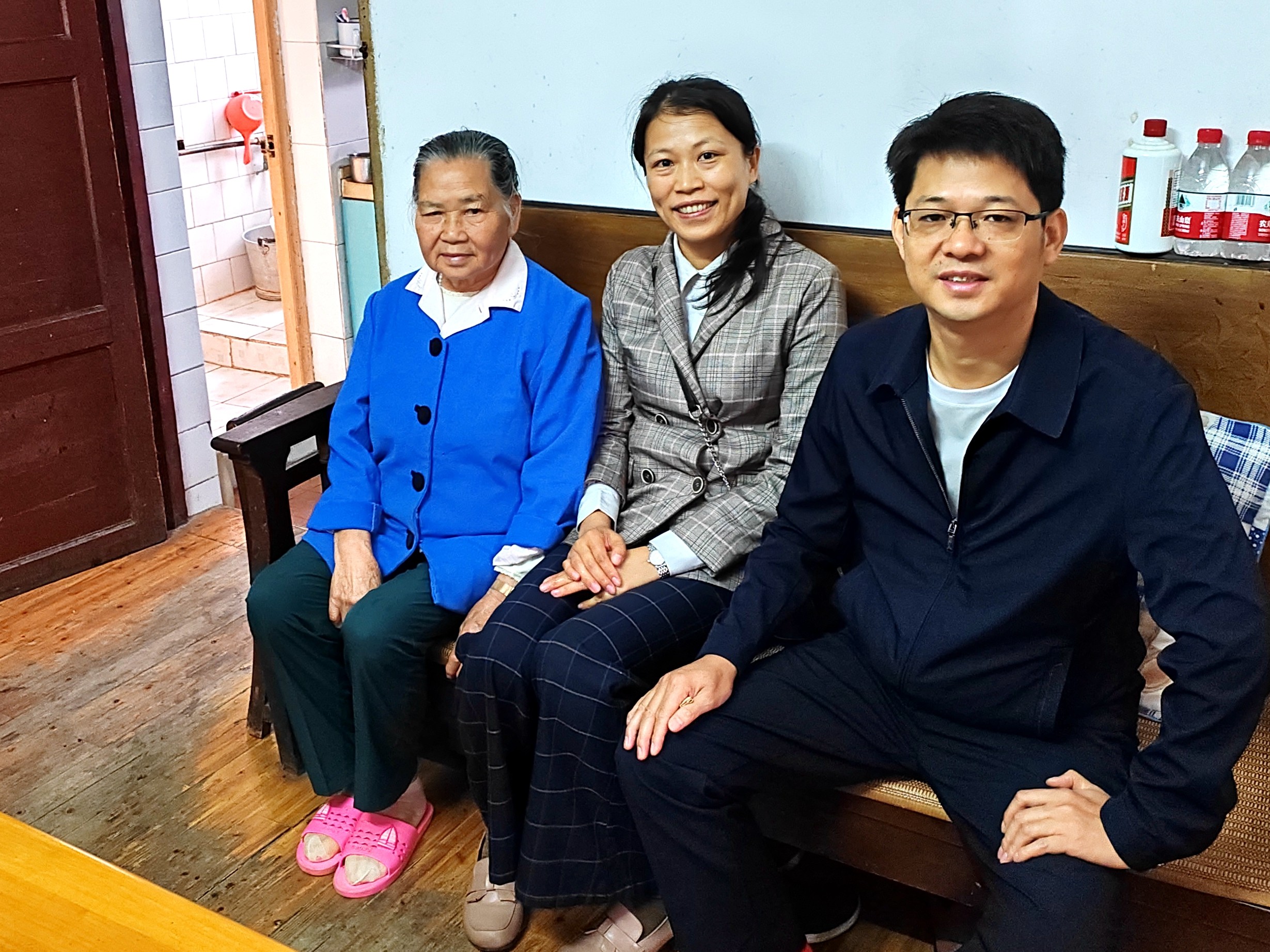 九三学社桂林市委专职副主委胡天峰率队慰问老社员黄秀云_副本