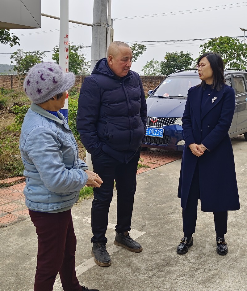 1月26日，北海市人大常委会副主任、九三学社广西区委副主委、九三学社北海市委员会主委蒋兆娟（右一）与帮扶对象亲切交谈_副本