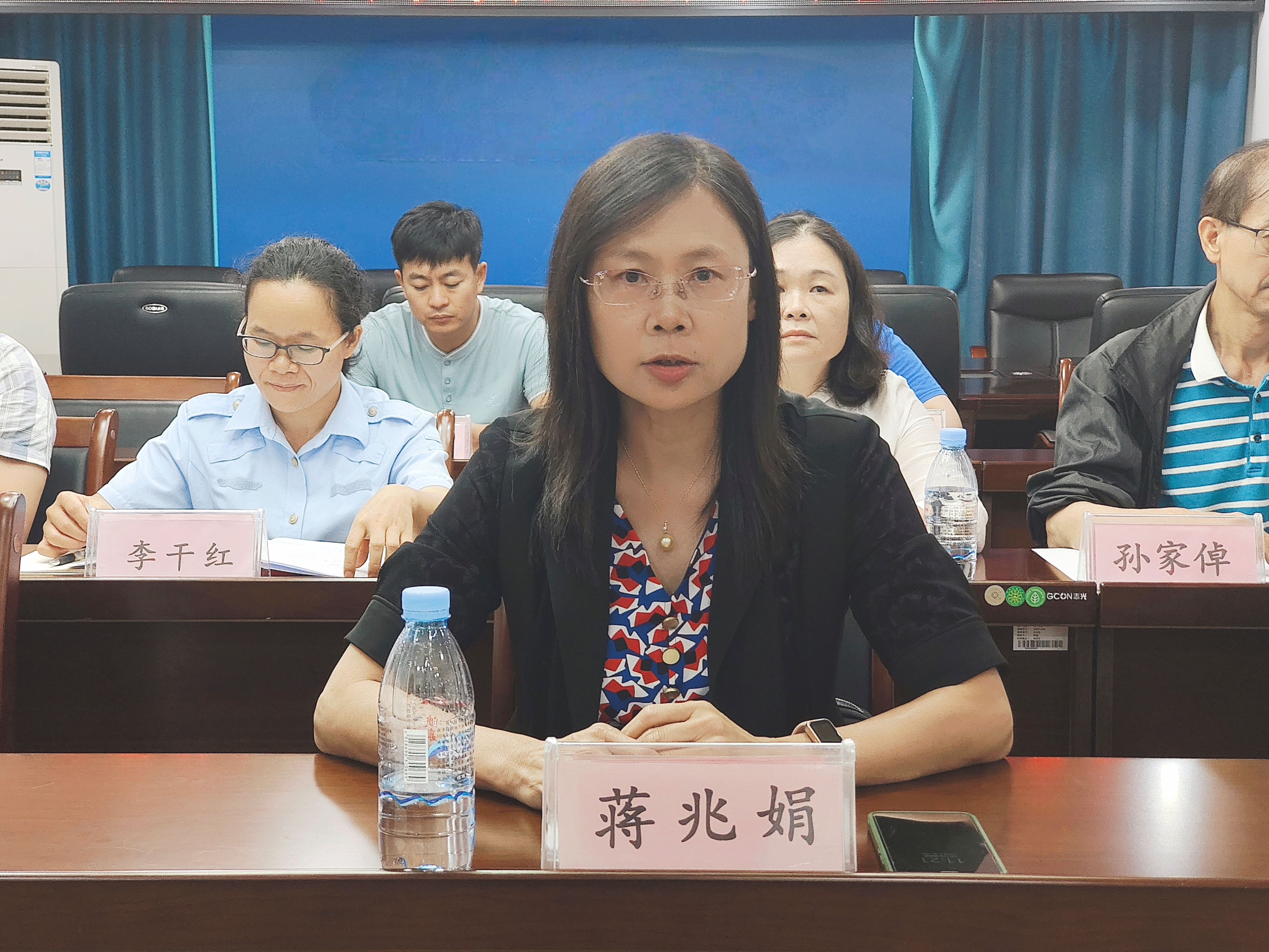 北海市人大常委会副主任、九三学社广西区委副主委、九三学社北海市委员会主委蒋兆娟主持会议